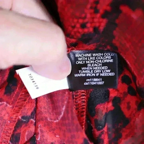 Lane Bryant Size 14 Red/black cut out front/back/sleeves pullover. Scoop Neck - Picture 12 of 12